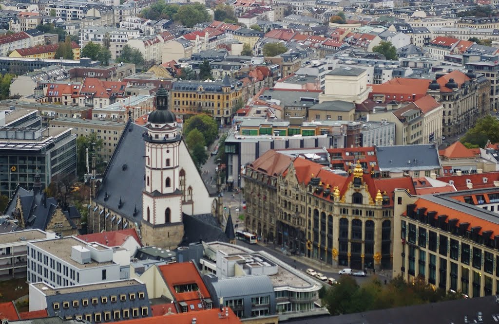 Thomaskirche zu Leipzig und Commerzbank vom Uniriesen herunter fotografiert by reggaeboy