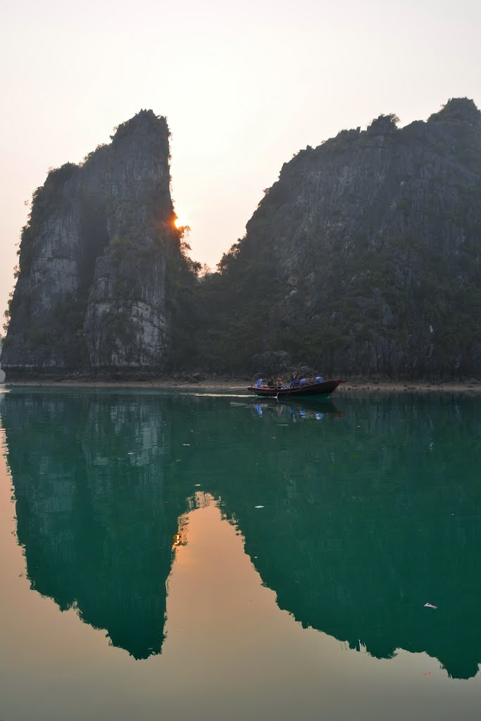 Hạ Long Bay, Vietnam. by Nicola e Pina Vietna…