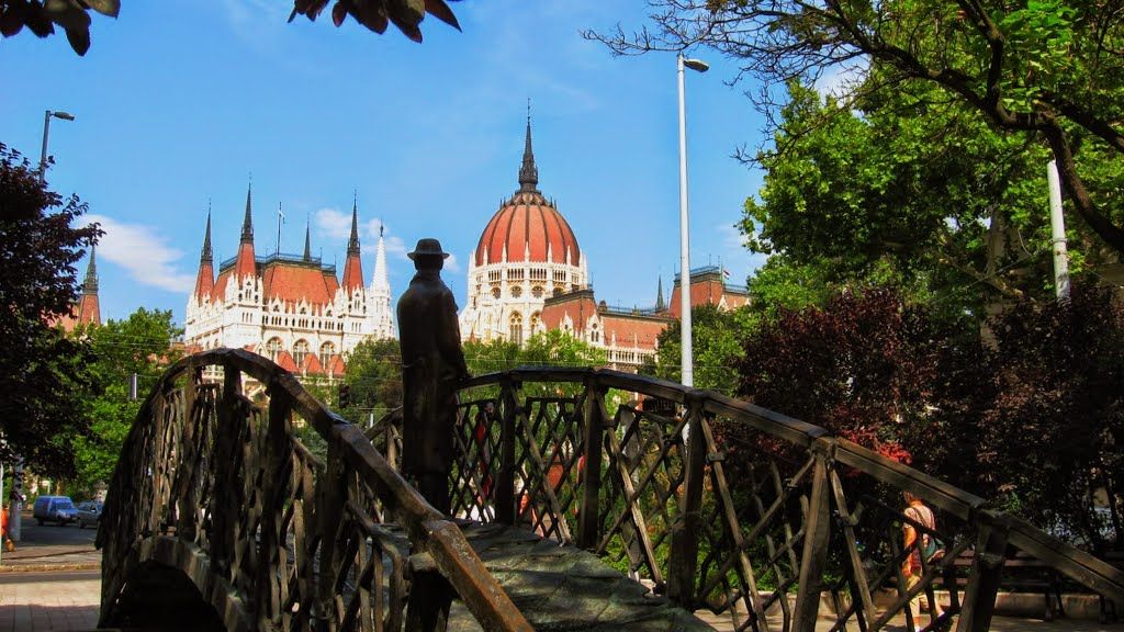 Hungarian Parliament with Nagy Imre in front by Jillipp