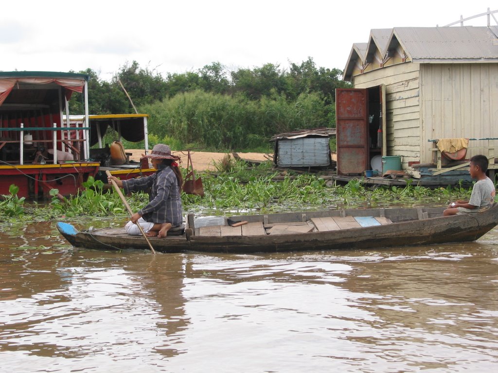 Mother & Son - Tonle Sap (Cambodia, 2008) by Joseph Ho