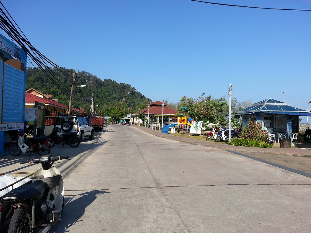 Unnamed Road, Mersing, Pahang, Malaysia by Zulbahrin Nordin