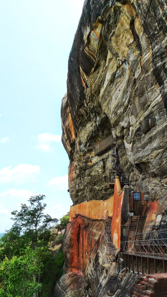 Sigiriya rock by Jillipp