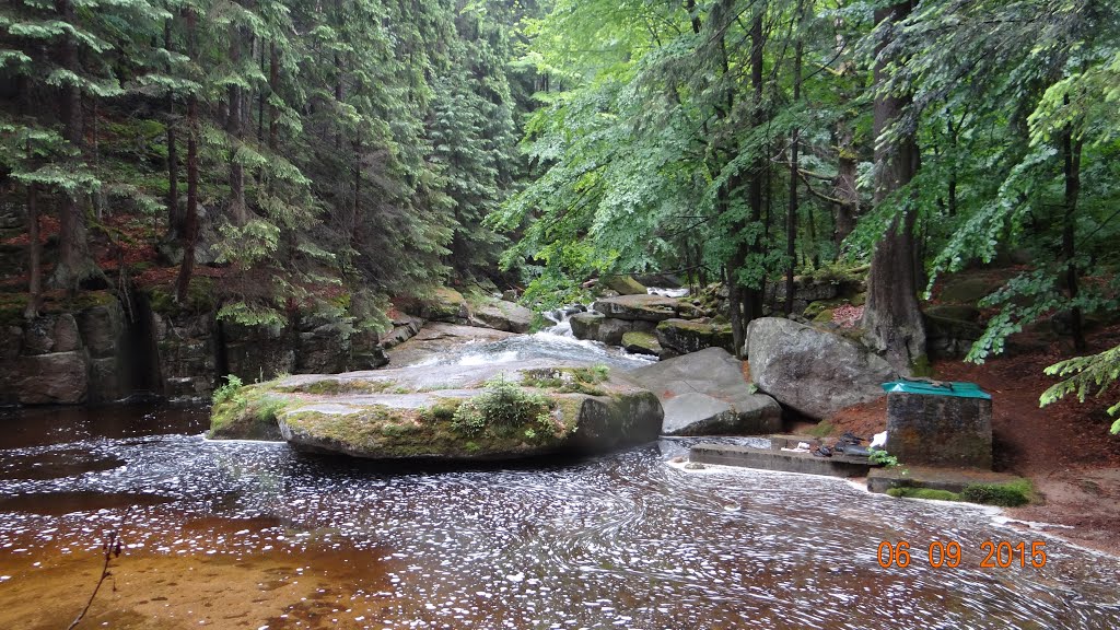 Piechowice (niem. Petersdorf) – miasto w województwie dolnośląskim.Nad Szklarka (niem. Kochel, Niedere Kochel).Wodospad Szklarki (niem. Kochelfall) by Andrzej Wacławek