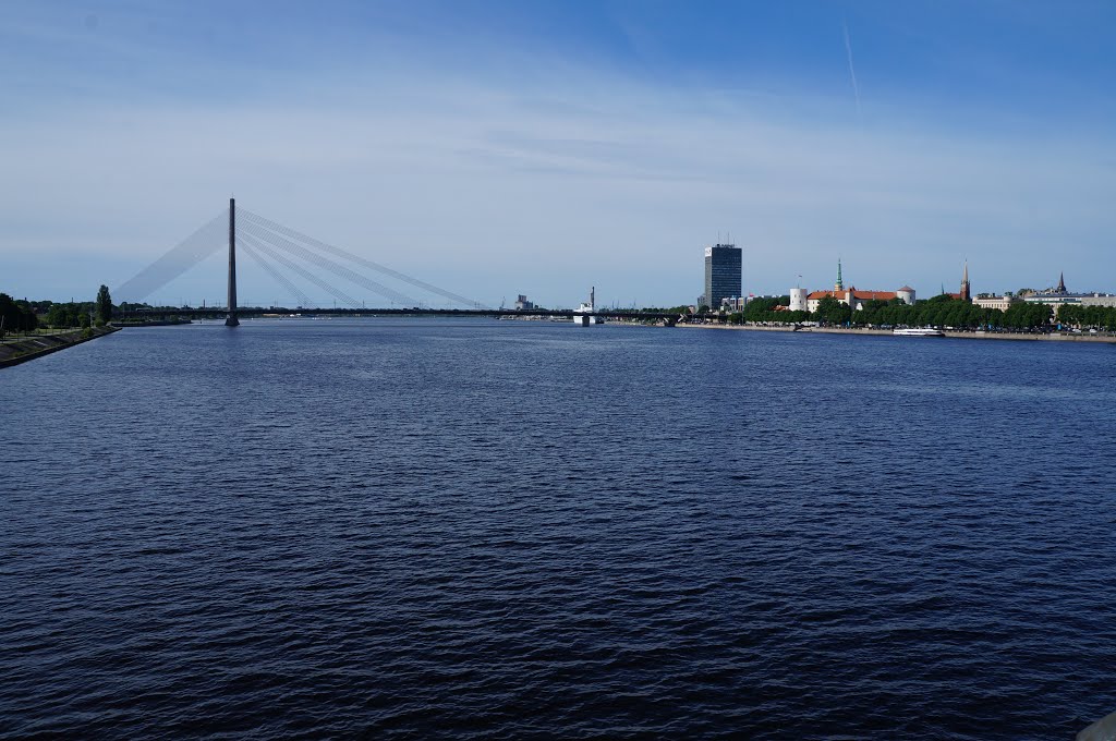 Riga Vanšu tilts sur la Daugava by Pierre Andre Leclerc…