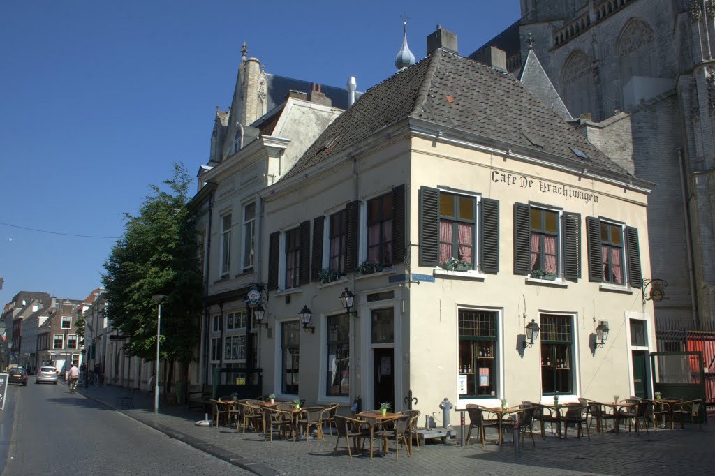 Cafe De Vrachtwagen op de hoek van de Torenstraat en de Reigerstraat dicht tegen de Grote Kerk in Breda. by Jan Dijkstra