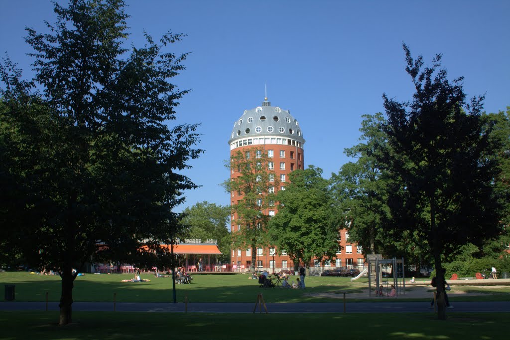 De markante woontoren de "Poort van Breda" gezien vanuit het park Valkenberg in Breda. by Jan Dijkstra