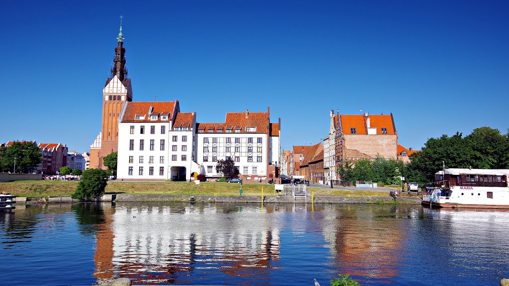 Elbląg, Polska. W głębi widoczna katedra św. Mikołaja. by Bogdan Polit