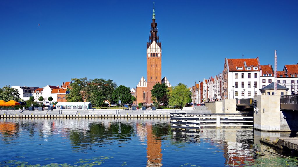 Elbląg, Polska. Katedra św. Mikołaja widoczna od strony rzeki. by Bogdan Polit