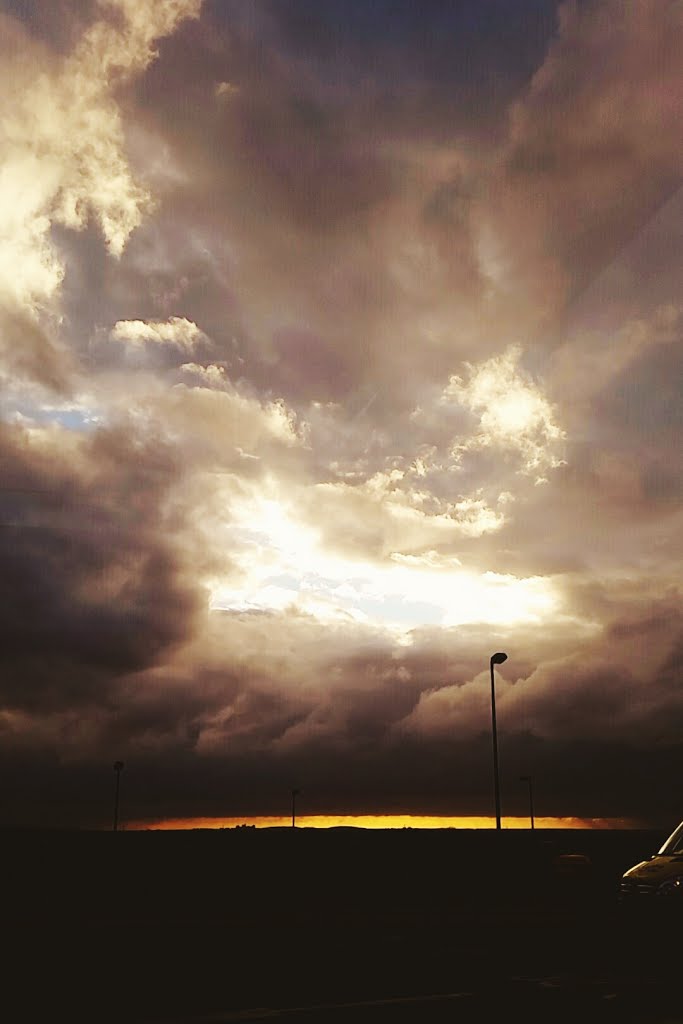 Sky above Heathrow by hemz