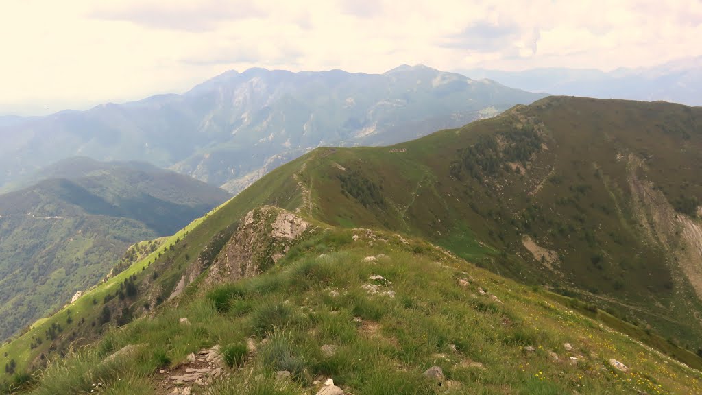 In basso " le Scalette" m. 2122- al centro i ruderi al Passo di Garlenda m. 2015 e Monte Cimonasso m. 2085. by giancamonty 42