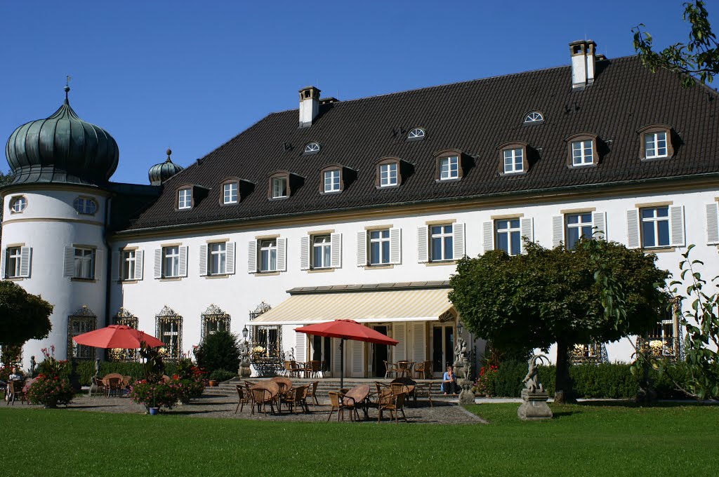 Schloss in Höhenried am Starnberger See by Karin und Gerd Kadne…