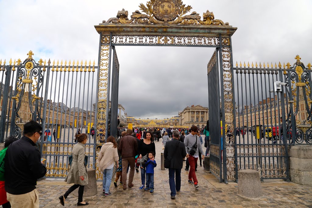 Entrada Palacio de Versalles, Versalles, Francia. by Octavio Aldea