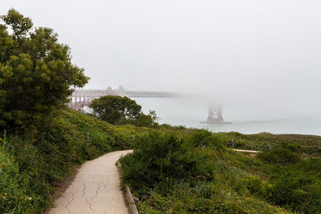 Fog. Facing the Golden Gate Bridge. Walking Trail to Golden Gate Bridge - San Francisco, CA, USA by Sunny Wu