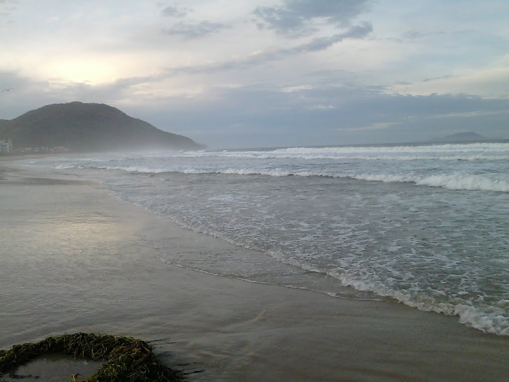 Muito frio na praia dos Ingleses. by Adelvane Monteiro