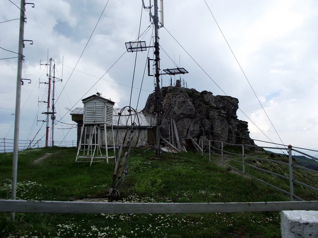 Stația meteo din Vârful Toaca, Ceahlău by Medrihan Sorin