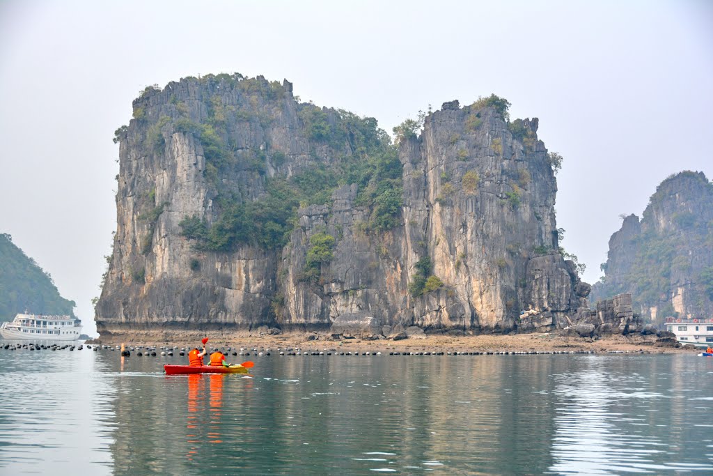 Hạ Long Bay, Vietnam. by Nicola e Pina Vietna…