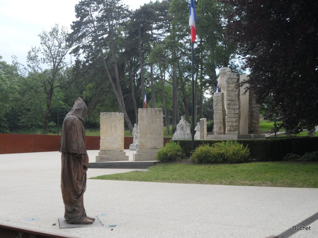 Besançon, Doubs - L'esplanade de la Mémoire, au premier plan " L'homme et l'enfant " d' Ousmane Sow by Jean-Claude Pommier