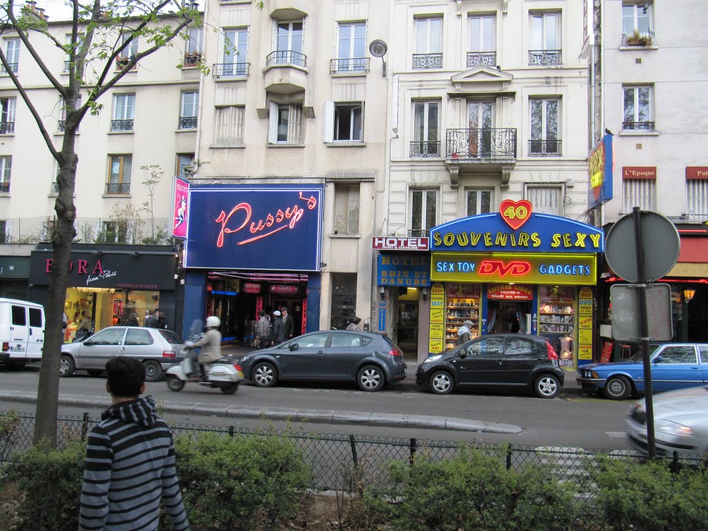 Boulevard de Clichy, Paris by Vlad Shtelts (Stelz)