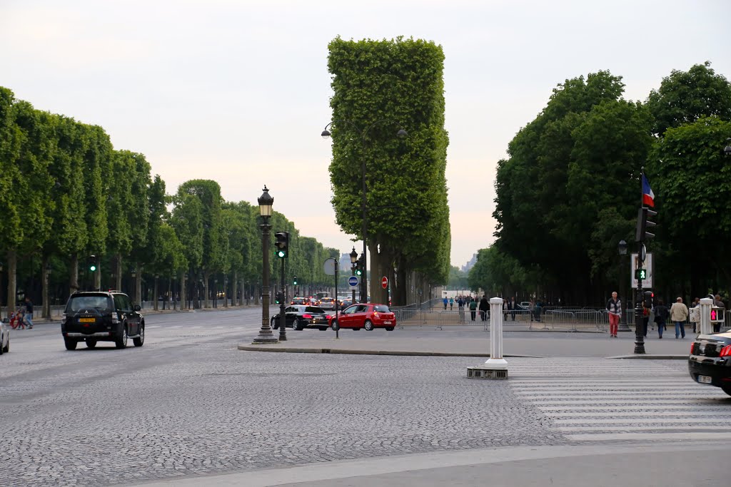 Champs Elysées, París, Francia. by Octavio Aldea