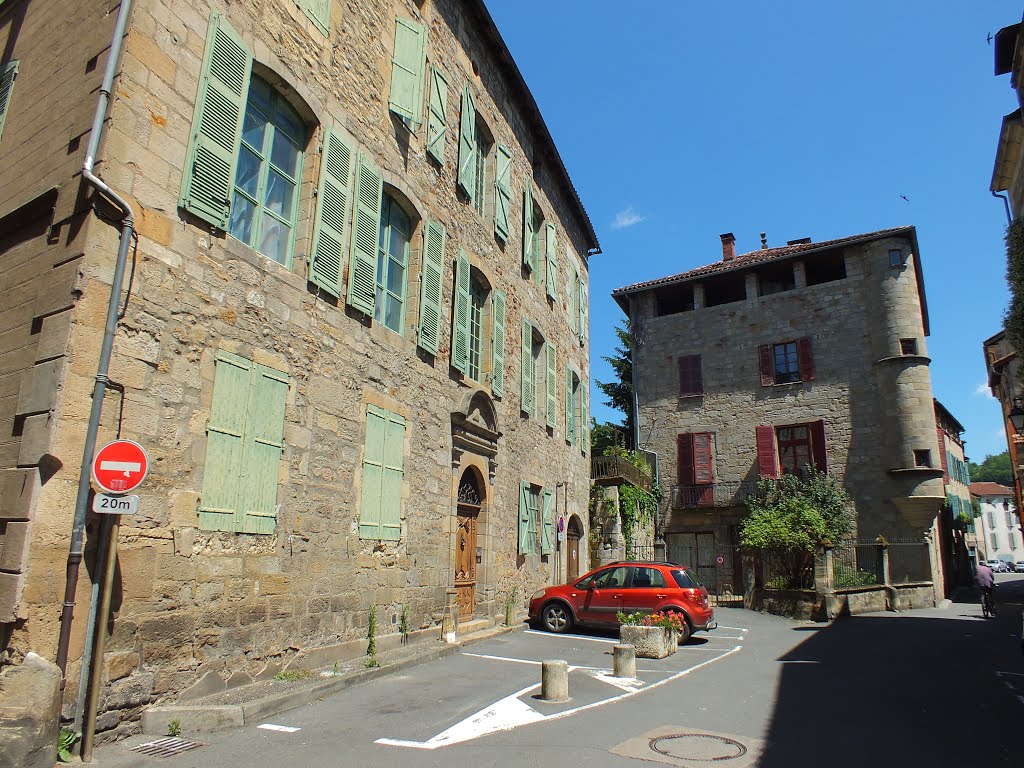 Belle demeure à Figeac (rue Roquefort) by Yann LESELLIER