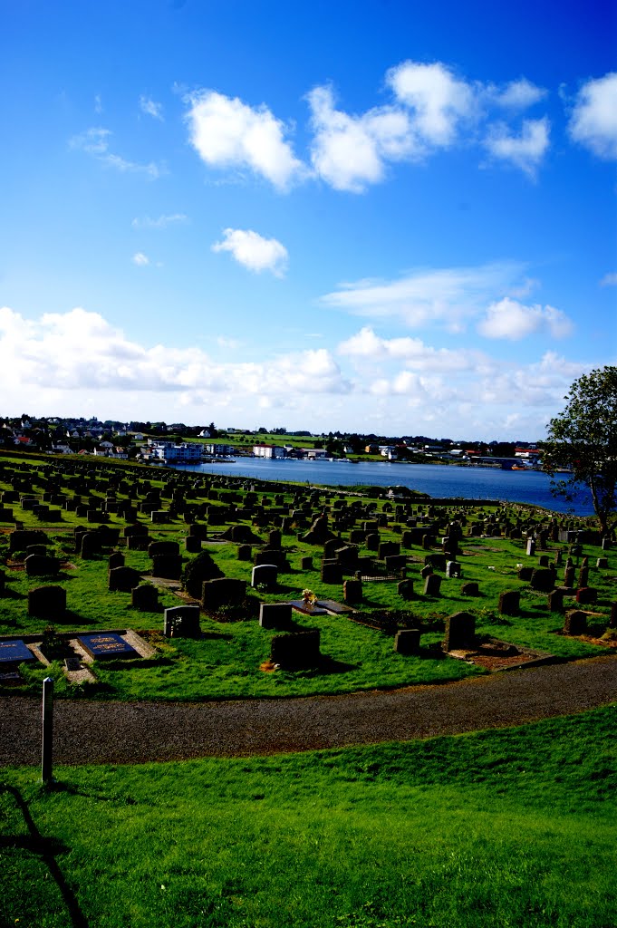 Avaldsnes kirkegård by Erlend Tobias Eikang…