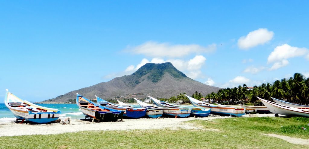 Bahía y puerto de pescadores de El Tirano y cerro Guayamurí al fondo-1, Margarita (junio 2015) by Gisele Croce