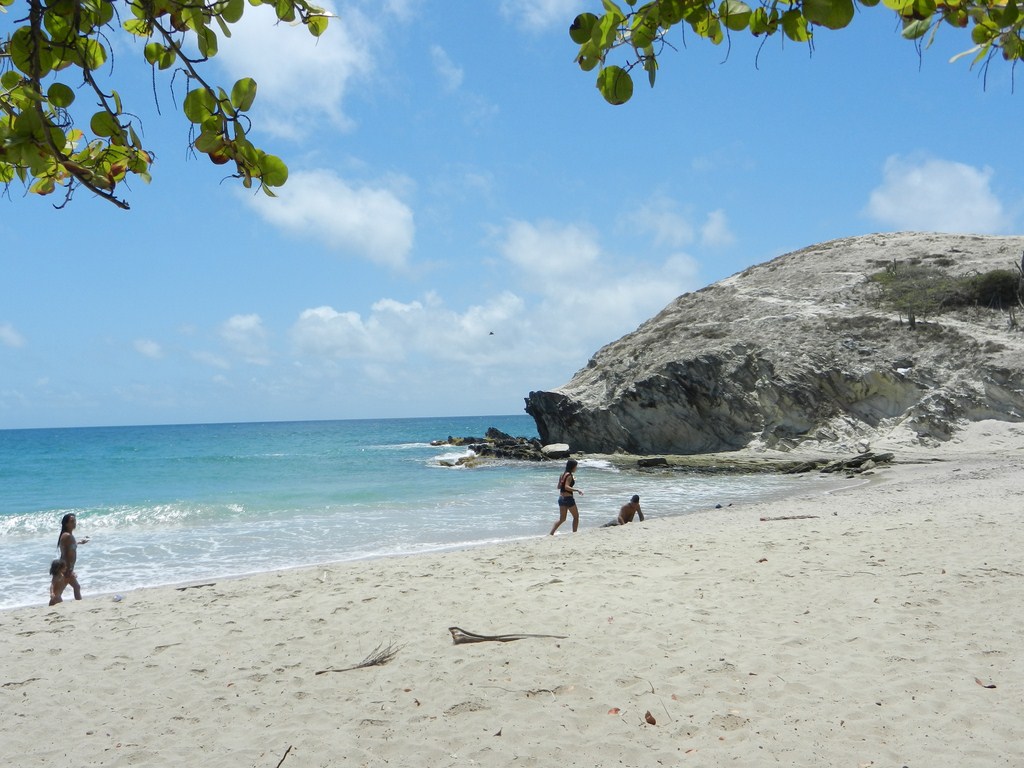 Bañistas en Playa Parguito - 3, isla de Margarita (junio 2015) by Gisele Croce