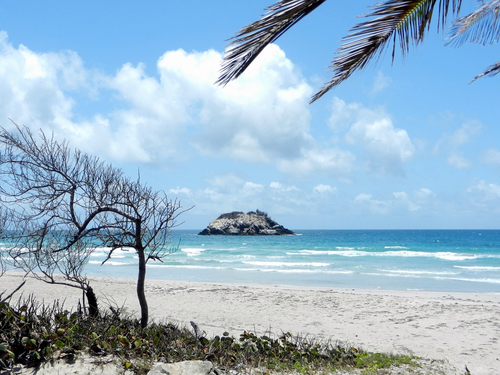 Farallón frente a Playa El Agua - 2, isla de Margarita (junio 2015) by Gisele Croce