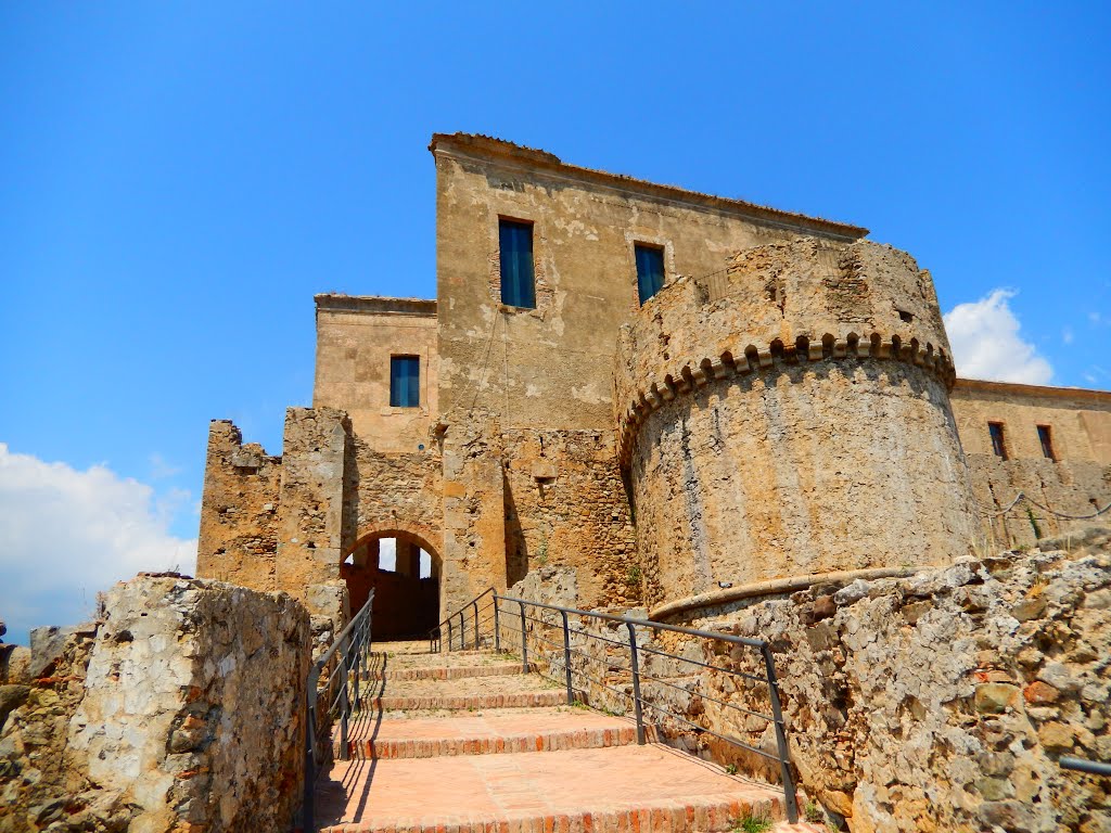 Castello Svevo, Rocca Imperiale, Italia by Sandra Pires