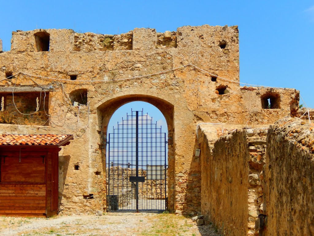 Castello Svevo, Rocca Imperiale, Italia by Sandra Pires