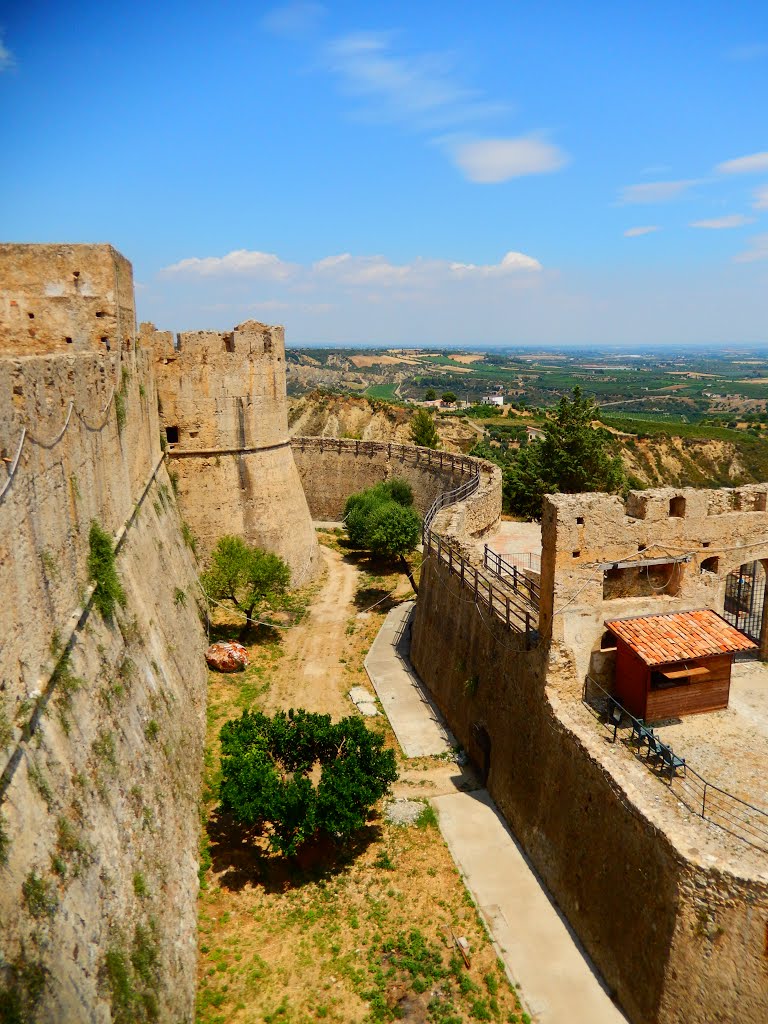 Castello Svevo, Rocca Imperiale, Italia by Sandra Pires