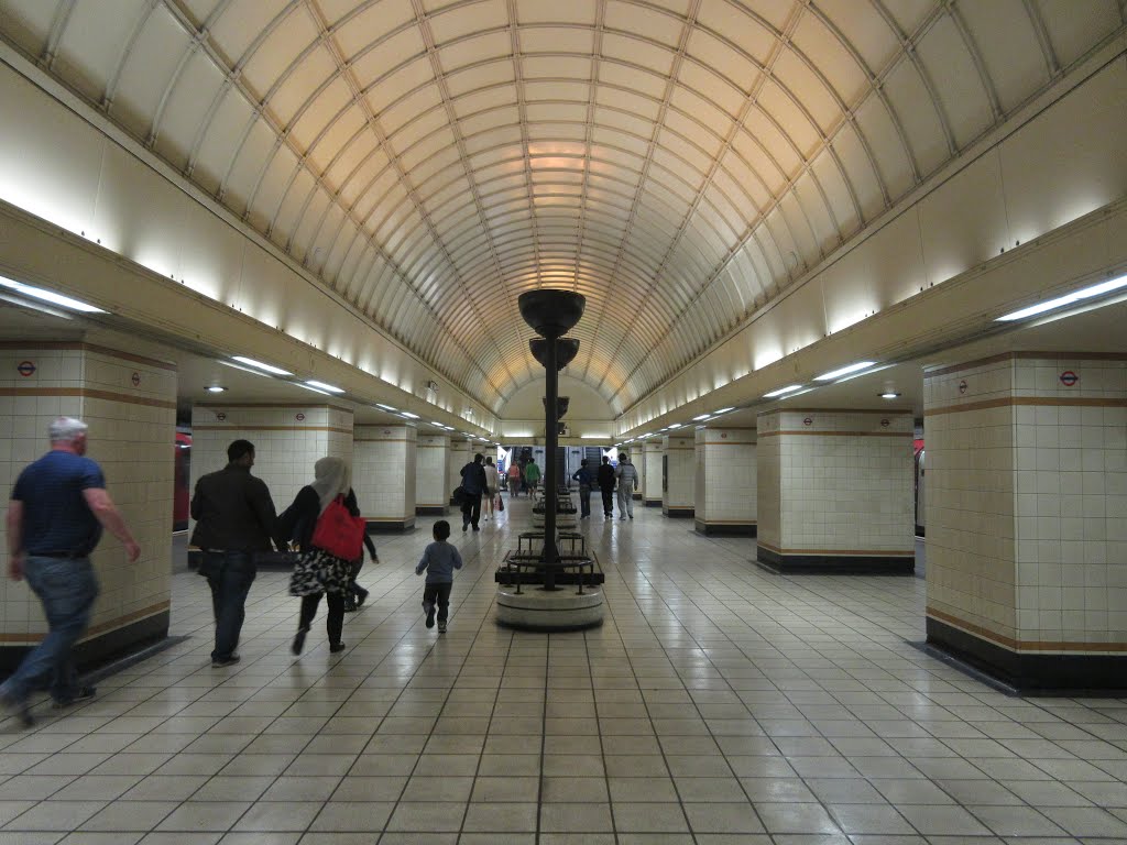 Gants Hill Underground Station by U24 by ulicnik24