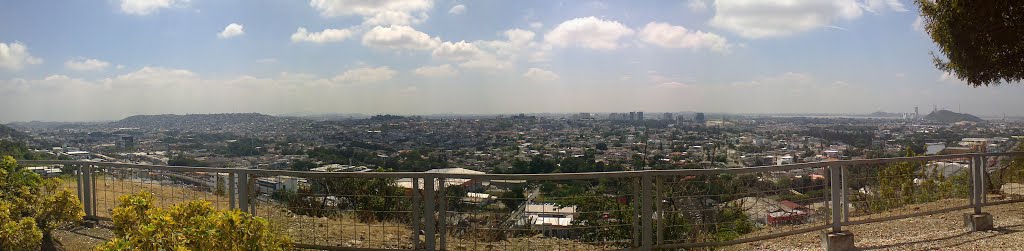 Panorámica de Guayaquil desde el mirador del Cerro Bellavista mirando hacia el norte by Miguel Angel Cárdena…