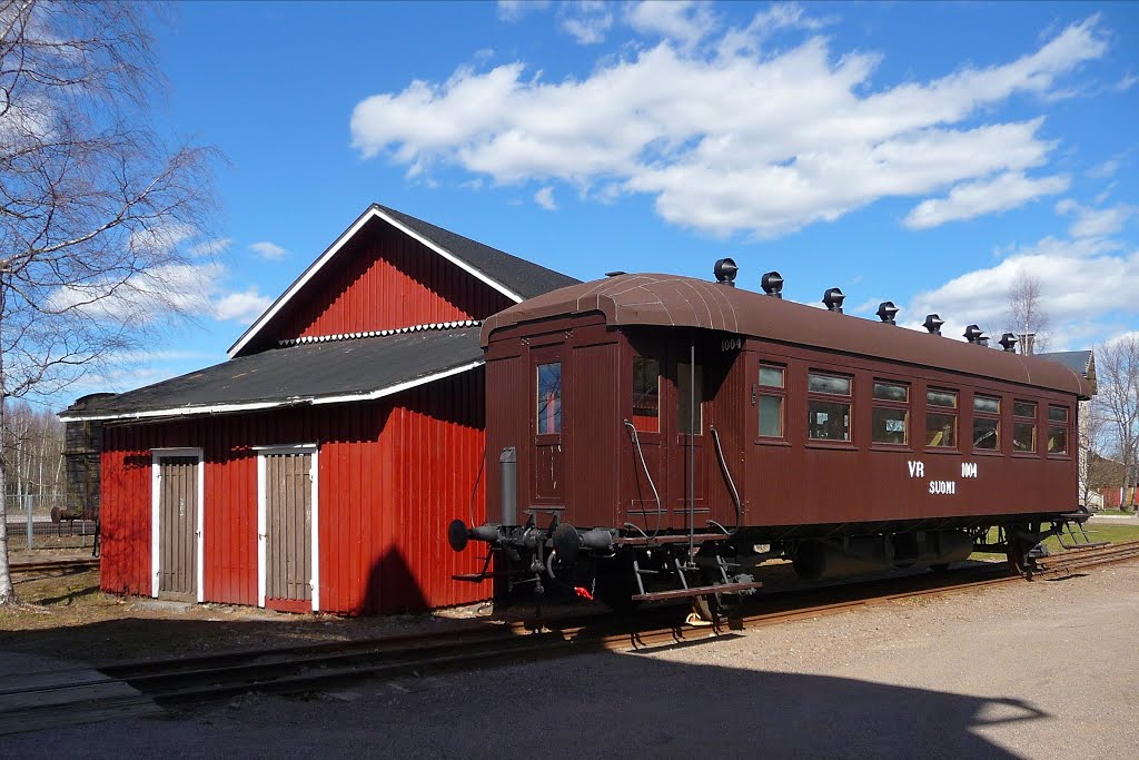 Old passenger car at the Finnish Railway Museum by df3vi