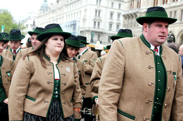 Праздник Steiermark. Рядом с Венской ратушей. Люди с семьями в национальных костюмах, песни и вино. by gusialex