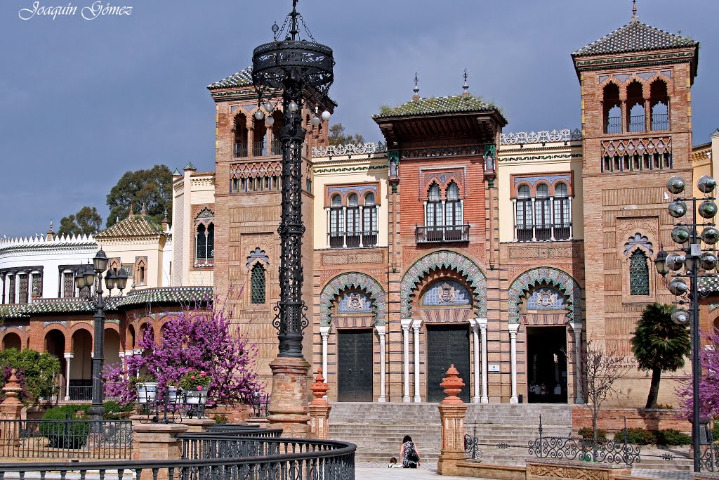 Una de las originales farolas de la Plaza América delante del Pabellón Mudéjar. by Joaquín Gómez