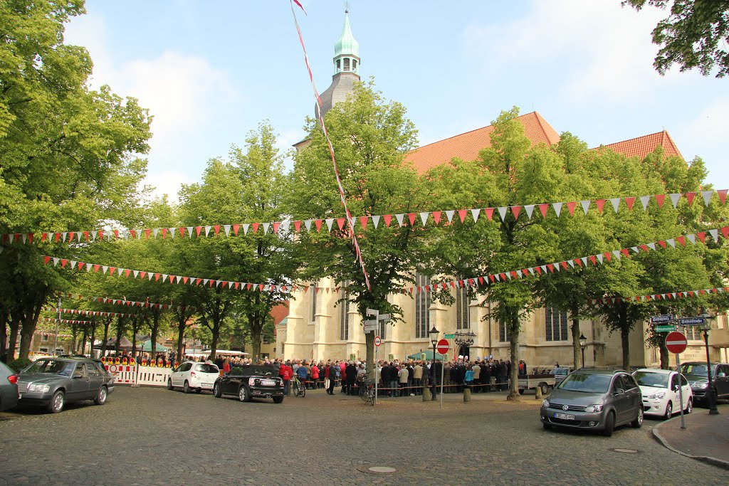 Pfarrdechant Norbert Caßens bringt nichts so leicht aus der Fassung. Und wenn doch, dann überspielt er das zumeist mit priesterlicher Würde oder mit Humor. Am Sonntag aber, zu Beginn des Festgottesdienstes auf dem Kirchplatz an der Pfarrkirche St. Martinus, aus Anlass seines silbernen Priesterjubiläums, packte auch ihn das Staunen: „Nein, so viele Menschen. Das ist ja unglaublich!“ Unter den Gästen auch Hedi, die Mutter des Silberjubilars, sein Ex-Kaplan Christoph Klöpper und viele Freunde aus Recklinghausen, Caßens letzter Station vor Nottuln.(Quelle: Westfälische Nachrichten) by Stehrbert