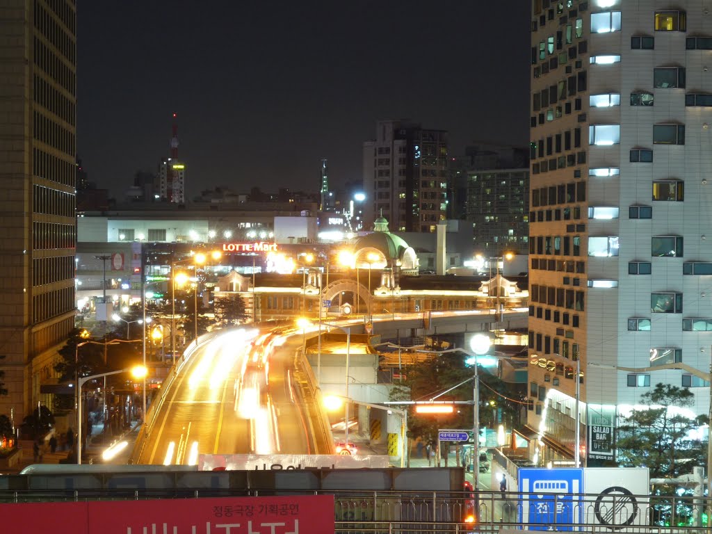 Night view of Seoul Station overpass by Gosotopo