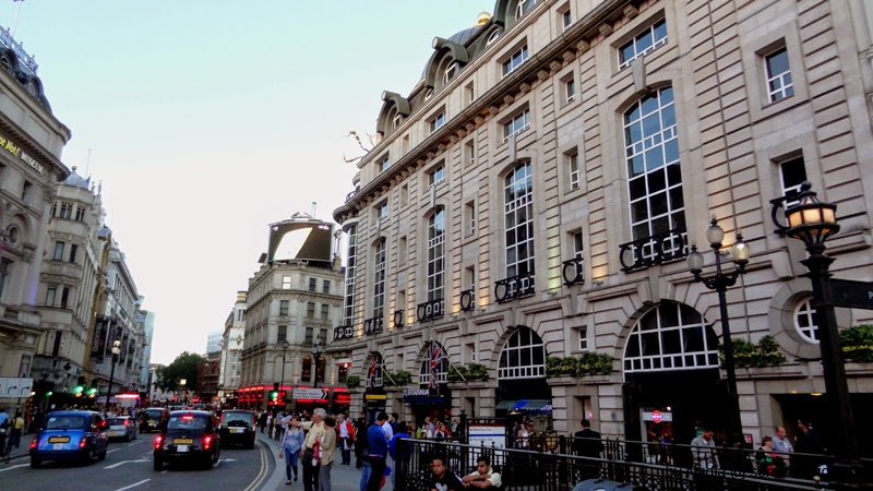 London - Piccadilly Circus by PartilhadeViagens