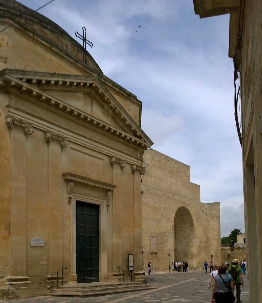 Palazzo Guarini and Arco di Trionfo di Carlo V (Porta Napoli), Via Giuseppe Palmieri, Lecce, Apulia, Italy. by Hans R. van der Woud…