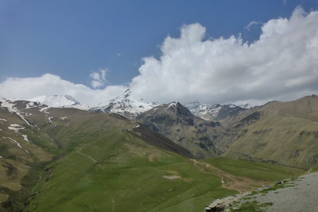 Kazbegi - trecking do Cminda Sameba by Marek Machniak