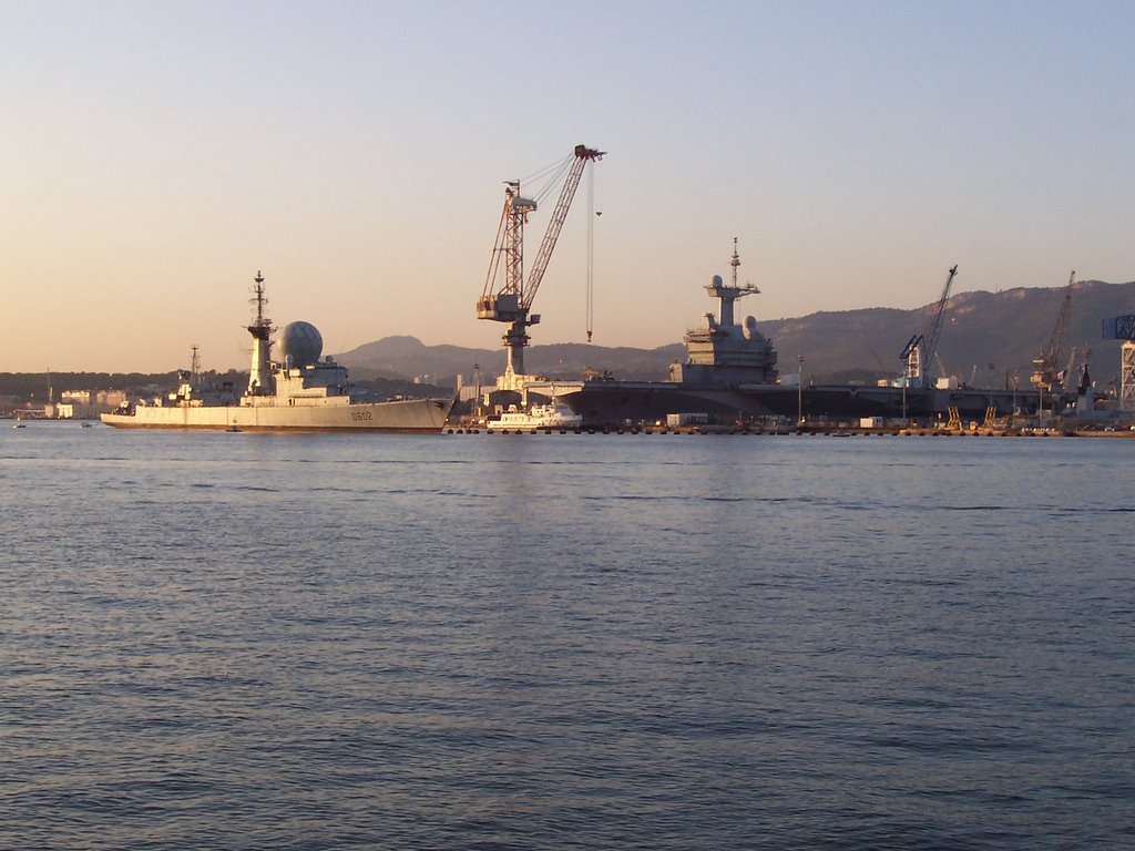 Toulon_Jardin Amiral Orosco_vue sur l'ex-Suffren & le porte-avions Charles-De-Gaulle, novembre 2007 by neilujm