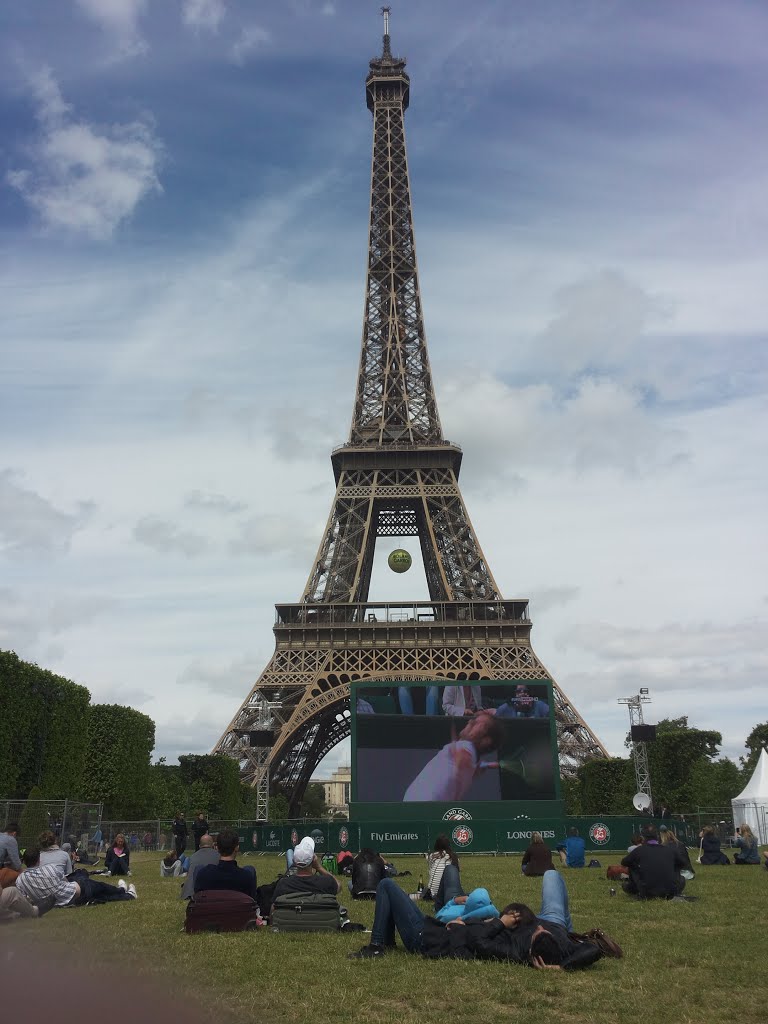 Tour Eiffel - Parc du Champ-de-Mars, 75007 Paris, France by DZ mentality