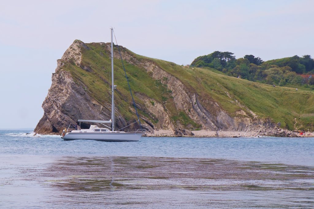 Yacht powering in through the Mouth by Meic W Caerdydd