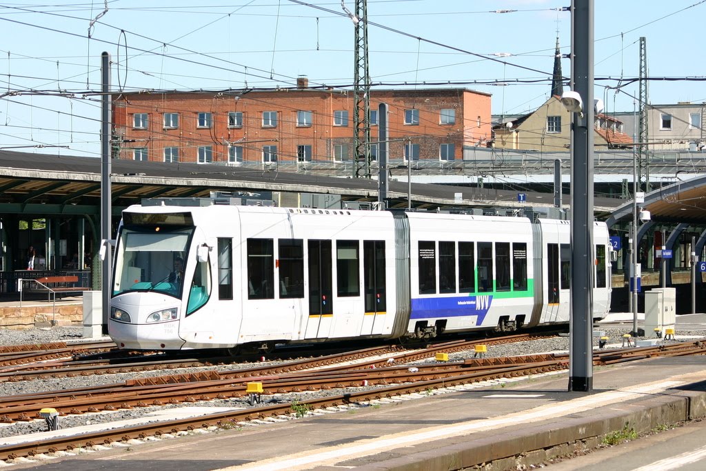 Regio-Tram Kassel: Wagen 756 als RT 4 nach Wolfhagen verlässt Kassel Hbf mit Dieselantrieb by Helgoland