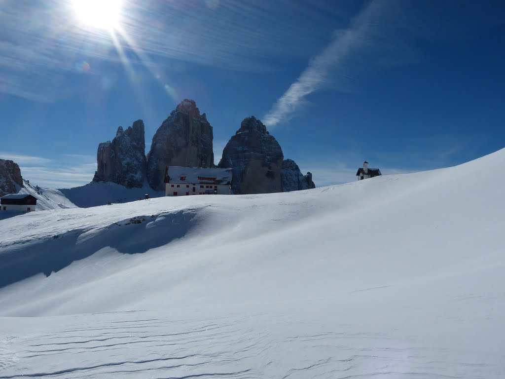 Dreizinnenhütte mit den Drei Zinnen by Jörg Klein