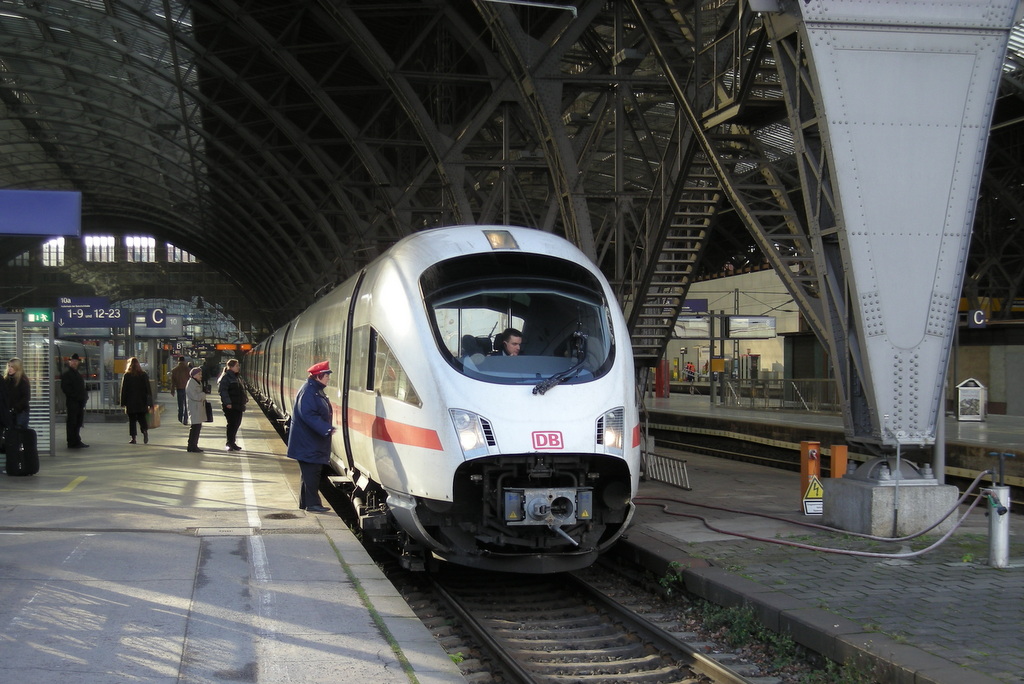 DB: ICE 411 527-5 als ICE 1758 von Dresden Hbf nach Köln Hbf ohne Bugklappe in Leipzig Hbf by Helgoland