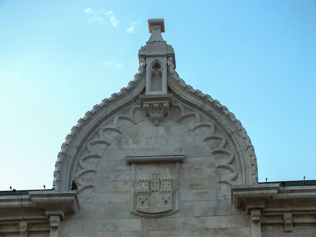 Giebel am Lucic Palast in Trogir by Hermi Klinky