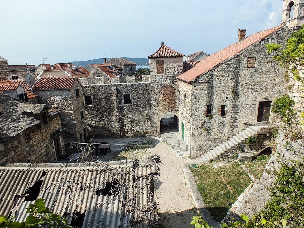 Innenhof des Kastells in Kastela Sućurac by Hermi Klinky