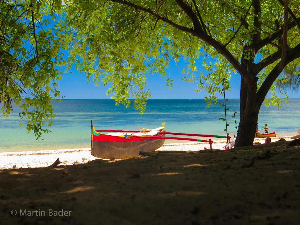 Piroge am Strand by Martin Bader